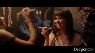 Głębiej. Sexy babes cieszyć лесбийским трахом