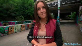 Ուսանողուհի պետական գործակալի վայելում է, թե ինչպես է անծանոթը խիստ թափանցում է նրա հեշտոց դրսում Պրահայում