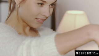 Sladak brineta satove sebe u ogledalo, dok je drkao