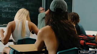 Сексуалды іш киімдегі брюнетка өзінің кискасын мастурбациялайды