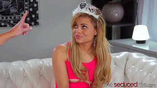 Vahşi MİLF Spanked Ve yaladı sevimli genç