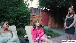 Красуня брунэтка просіць новую грудастую мачыху, каб адпомсціць яе іншы мачысе-изменщице.Яны цалуюцца, і яна ліжа ногі мілф з татуіроўкамі, а затым падстаўляе ёй твар