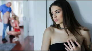 Milf uning qizning BF haqida Sneaking