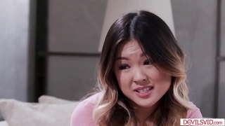 Азиатка са малим сисама и њена најбоља пријатељица-плавуша иду на тројку са комшијом