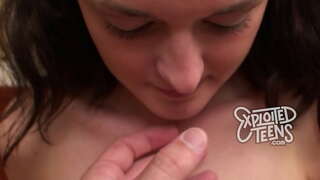 Teen s copánky dává hlavu v její první porno