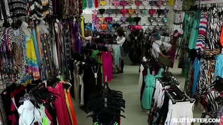 Blondie teen Haley Spades deothail lusan cock agus a &#039; faighinn a h-pussy fucked wildly aig an aon àm