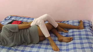 ���ல்லூரி பெண், பெறுகிறார் மோசமான ஒரு டிக், கருப்பு, உள்ளாடையுடன்