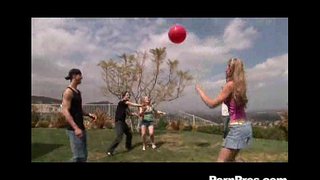 Sunset Teini Pelaa Ja Tyhjennys Pallot