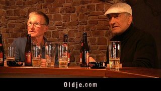 Ousadia loira chupa dois paus de idade