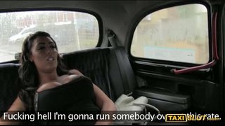 Enkulu juggs Ava drilled kunye umqhubi ngomhla backseat yakhe cab