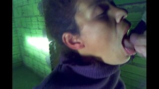 Кучка трепери у Крпе, узимајући завршио у уста