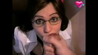 симпатична девојка во чаши добива добра