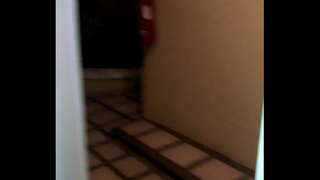 Дружина Трахкає в готелі з відкритими дверима, багаті стогони