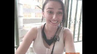 Tattooed exhibitionist masturbating juu ya balcony yake