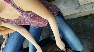 девојке са даунблоус у улици паблике