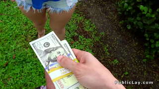 Bubble butt ξανθιά φράντζα στο γκαράζ στο δημόσιο