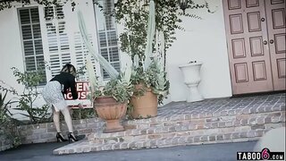 بزرگ titted مسکن نوجوان باعث می شود مطمئن شوید که او به فروش می رساند خانه