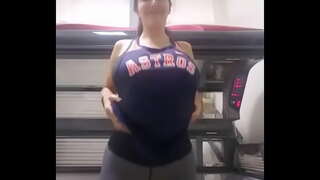 ���ૂના કૂતરી અને મોટા બોબલા વાળી મહિલા