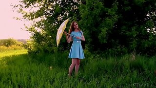 Belleza ucraniana Canara desnudarse al aire libre