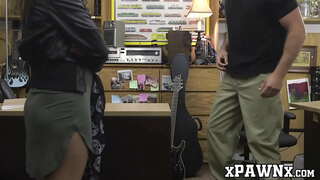 Curvy bata pawns sa iyang gitara ug pussy