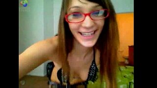 Geeky Teen Mandrangitra amin&#039;ny Cam sy mahazo freaky