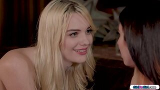 Brunette کے لئے لگ رہا ہے دور دراز اور پوچھتا ہے اس کے سنہرے بالوں والی ریموٹ اگر وہ جانتا ہے جہاں یہ ہے.تمام ننگی وہ ارد گرد کی باری کے ساتھ دور دراز کے اس کے پچھواڑے میں.اس تمام حصہ کھلنا کرنے کے لئے اس کی قضاء اور وہ اس سے seduces.وہ بوسہ اور وہ اس کی بلی licks سے پہلے آپ کے چہرے پر اس کے