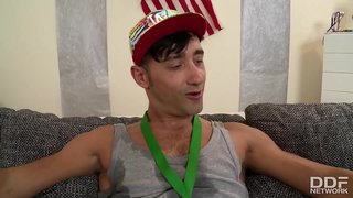 Ã�ッキー賞fucks Anita B.そのお尻がlesboジェニーはティーン擦り彼女の濡れclit