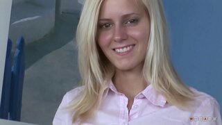 זיס אבער שטיפעריש בלאָנדע ליב צו פאָר זיין האָן מיט גרויס מי