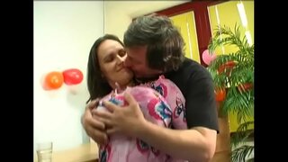 Energiczna dziewczyna Jenny z dużymi naturalnymi cyckami pieprzy się od tyłu