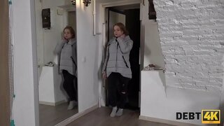 DEBT4k. Το μωρό δεν μπορούσε να πληρώσει το χρέος για το μεγάλο στήθος τόσο συλλέκτης ήταν fucked σκληρά