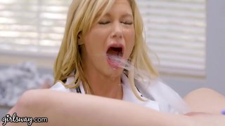 Teen Stříká Všude Sexy A Prsatá, Lesbický Doktor