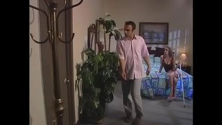 Ош чувак в поз длинноногий кӱтӱчӧ-влак пий, кызытеш йыгыре пӧлемыште тудын йолташыжым ончалаш