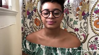 Ebony babe descend sur le canapé