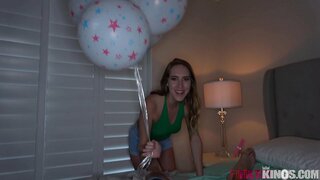 Pass-Sis Tagħti Stretta sabiħa li Brother dwar B-Jum