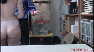 Ajoyib tits va ajoyib eshak qoramag&#039;iz teen buzuq politsiyachi tomonidan ofisida fucked oladi