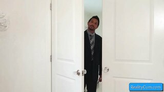 Cutie paauglys blondie atlieka nuostabius blowjob ant didžiulės baltos spalvos penis ir myli ji