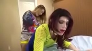 Sissy strapon dominant dona dalt