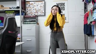 Ruskeaverikkö teini Judy Jolie saada hänen tiukka pillua romped villisti security guard takaapäin