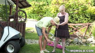 זנותי בוגר הגברת Nanney מזדיינת עם בחור חרמן