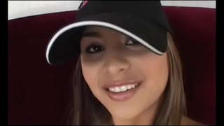 Álainn óg brunette babe le tits perky agus slant súile Michelle Maylene taitneamh marcaíocht mór pecker ar fud an domhain ar a dtugtar fucker Manuel Ferrera