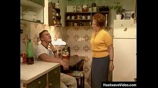 Granny's Grand Adventures #1 - Susan - La différence d'âge entre mature rousse maman et son jeune amant ne pouvait pas être plus grande!