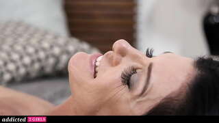 Маћеха Јебе Своју падчерицу-лесбиянку